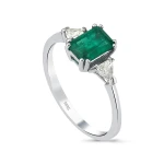Baguette-Smaragd mit dreieckigem Diamant-Ring Baguette-Smaragd mit dreieckigem Diamant-Ring