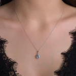 Goldkette mit Tropfenförmigem Blauem Topas Goldkette mit Tropfenförmigem Blauem Topas