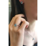 Goldring mit Tropfenförmigem Blauem Topas Goldring mit Tropfenförmigem Blauem Topas