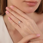 L’oval 0,74 Karat Ovaler Solitär Diamantring mit internationalem Zertifikat L’oval 0,74 Karat Ovaler Solitär Diamantring mit internationalem Zertifikat