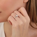 L’oval 0,82 Karat Ovaler Solitär Diamantring mit internationalem Zertifikat L’oval 0,82 Karat Ovaler Solitär Diamantring mit internationalem Zertifikat