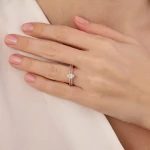L’oval 0,83 Karat Ovaler Solitär Diamantring mit internationalem Zertifikat L’oval 0,83 Karat Ovaler Solitär Diamantring mit internationalem Zertifikat