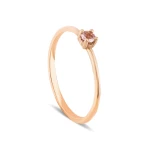 Ring mit farbigen Steinen