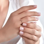 Ring mit farbigen Steinen